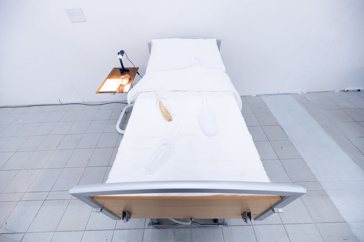 Polovina Čechů má napjatý vztah s rodiči. Výstava v Praze ukazuje, jak z péče udělat blízkost