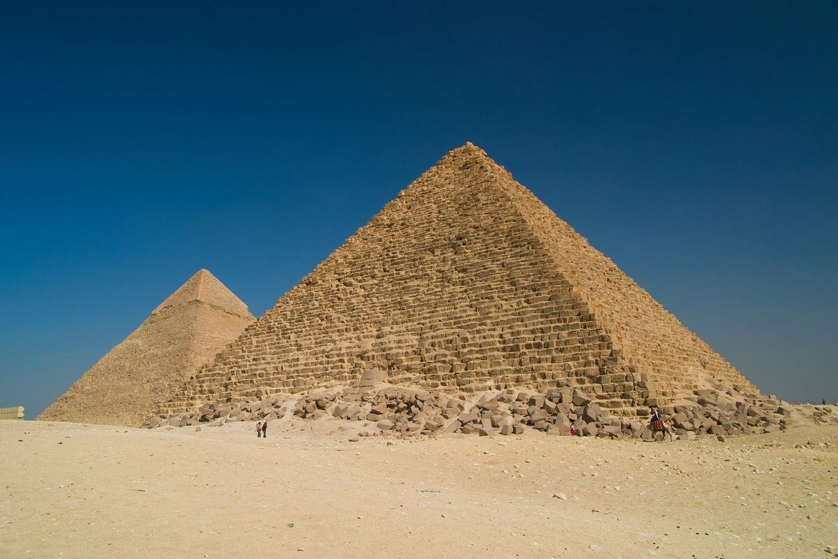 Tři Španělé se fotili nazí u Cheopsovy pyramidy, hrozí jim měsíční vězení