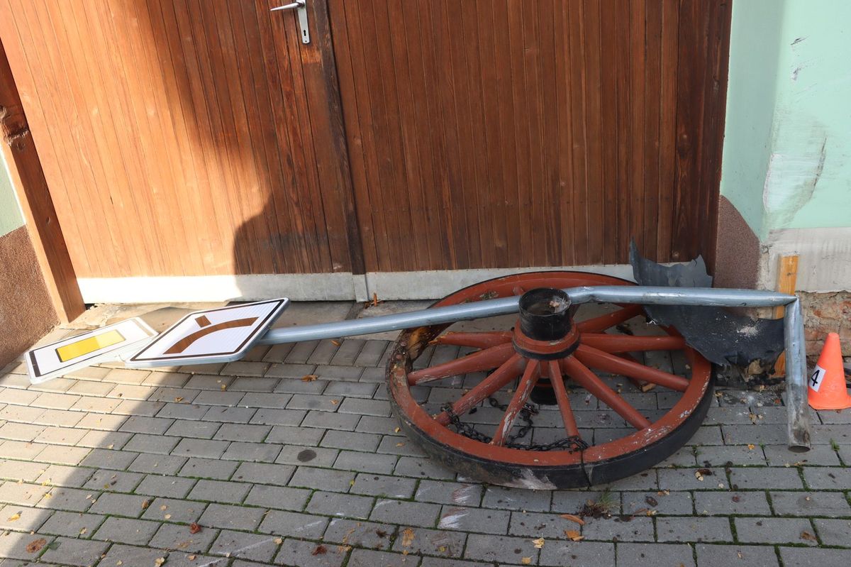 Spanilá jízda opilého řidiče na Olomoucku. Poškodil značky, narazil do domů a pak v klidu zaparkoval