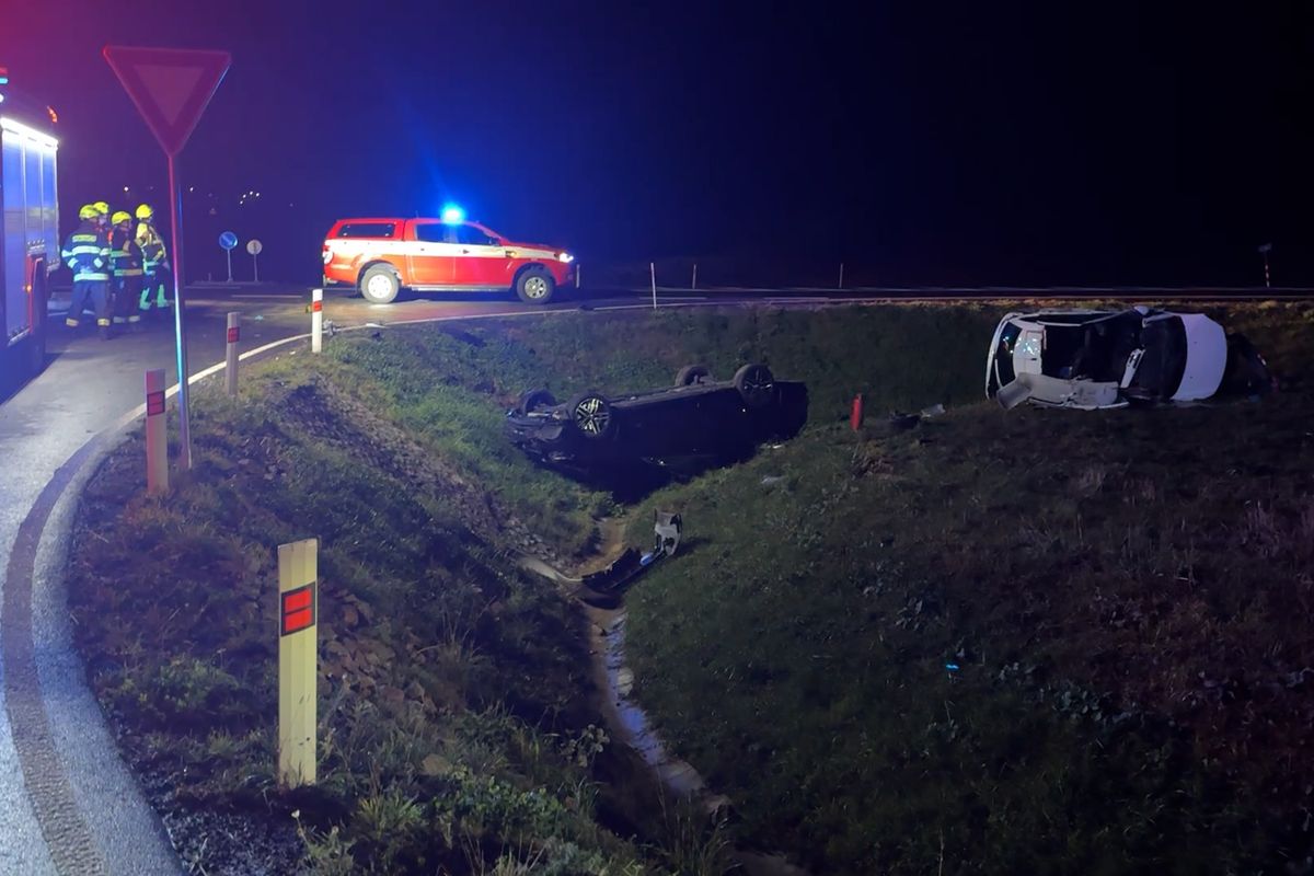 Na novém obchvatu na Rokycansku se srazila dvě auta. Čtyři lidé se vážně zranili