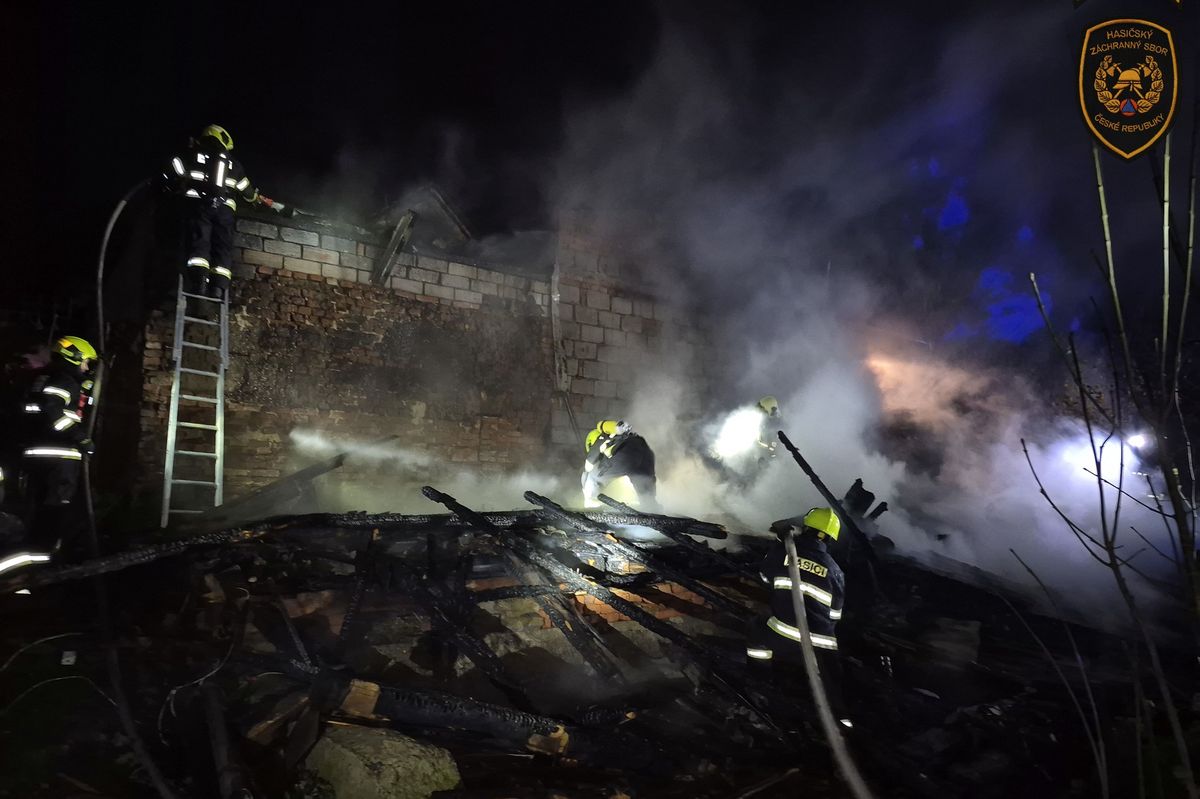 Při požáru stodoly na Valašsku se zranil dobrovolný hasič