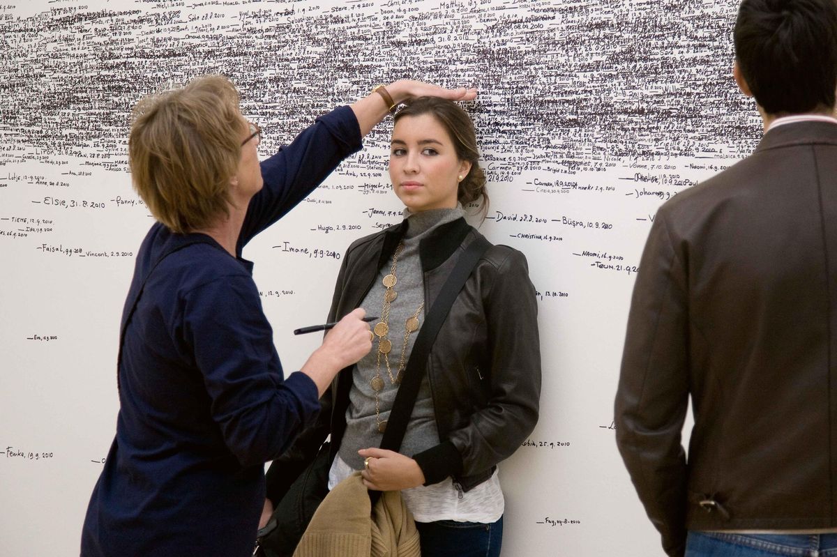 Roman Ondak nabízí v rámci výstavy procházku na křídle boeingu