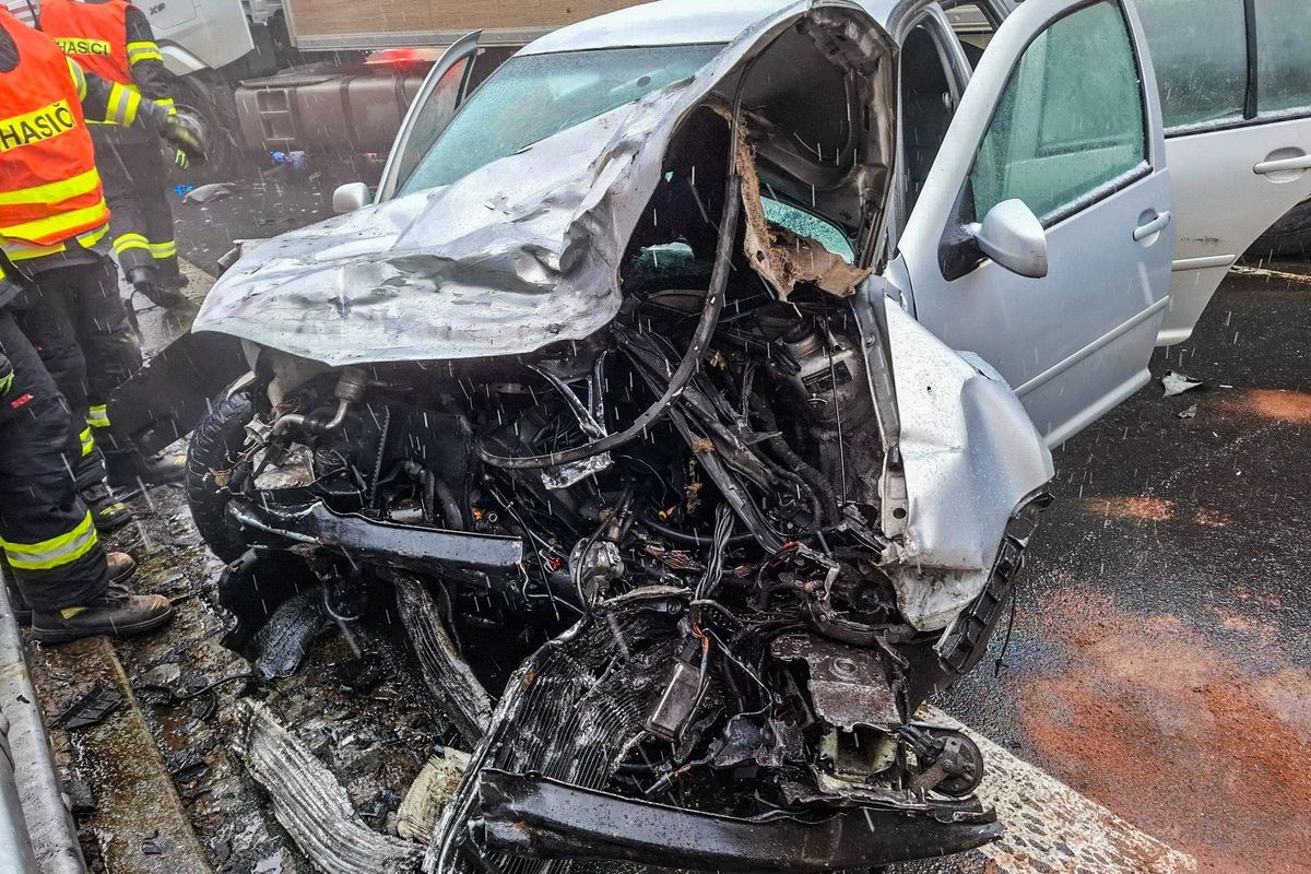 V Jeseníkách se srazil kamion s osobním autem, zraněnou řidičku převezli záchranáři do nemocnice