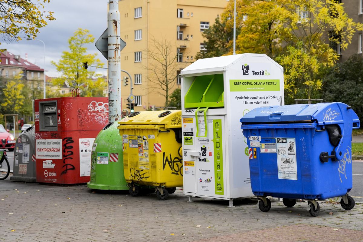 V kontejneru na textil ve Strakonicích našli mrtvého mladého muže