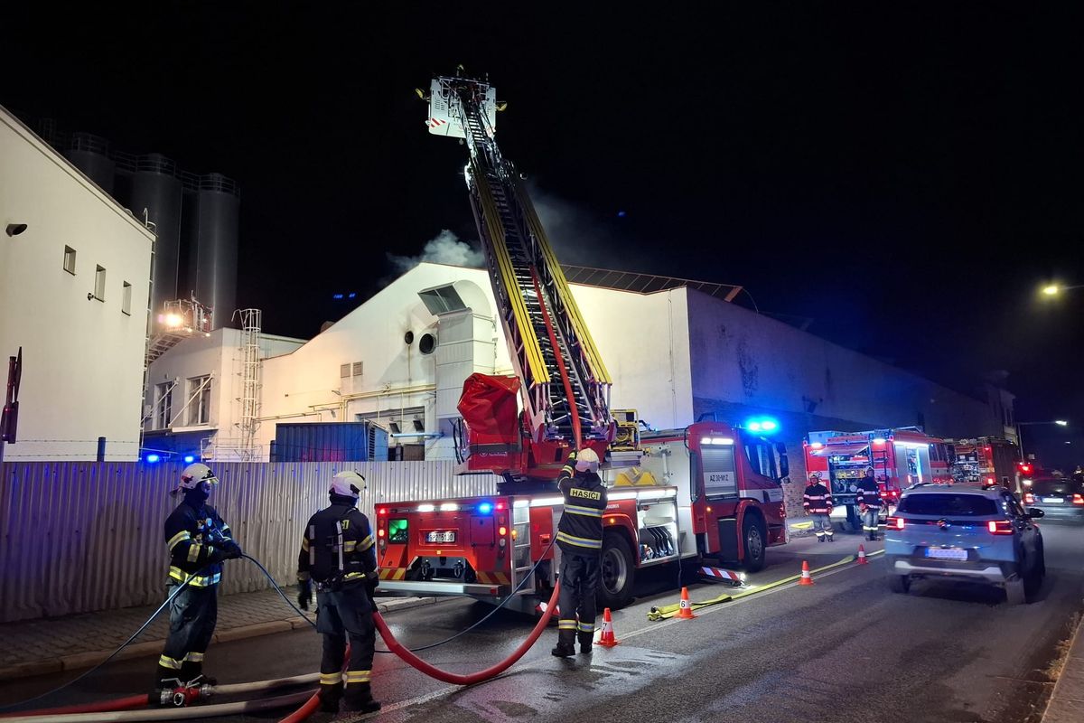 Na Semilsku hoří průmyslový objekt