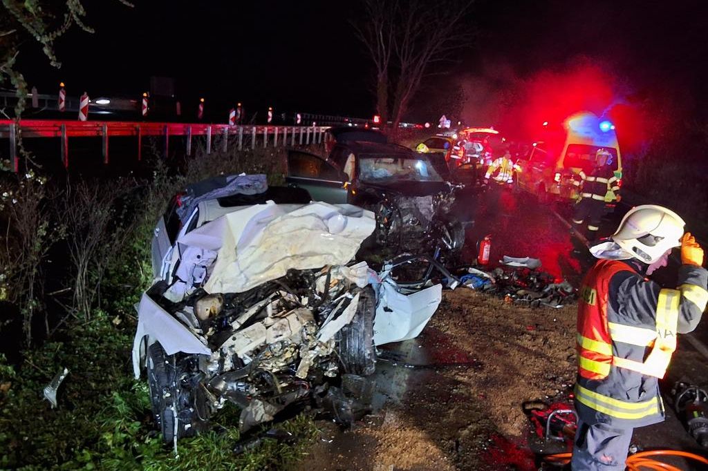 Na Olomoucku se srazila dvě osobní auta. Jeden cestující nepřežil, dalších sedm je zraněných