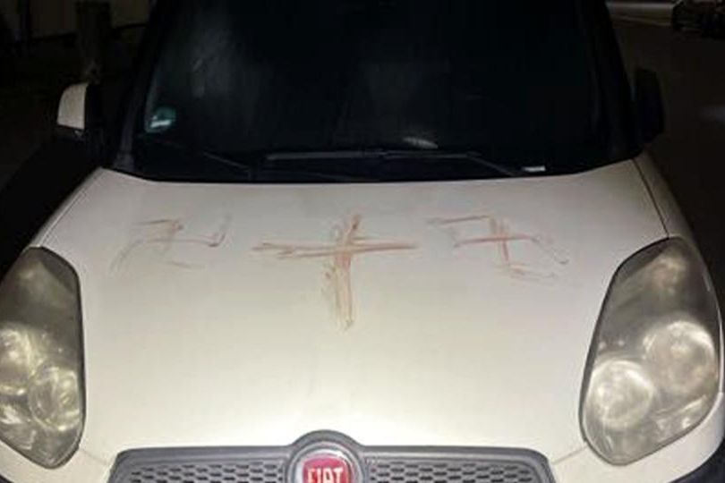 Desítky aut pomalované lidskou krví a hákovými kříži. Německá policie po incidentu zatkla Rumuna
