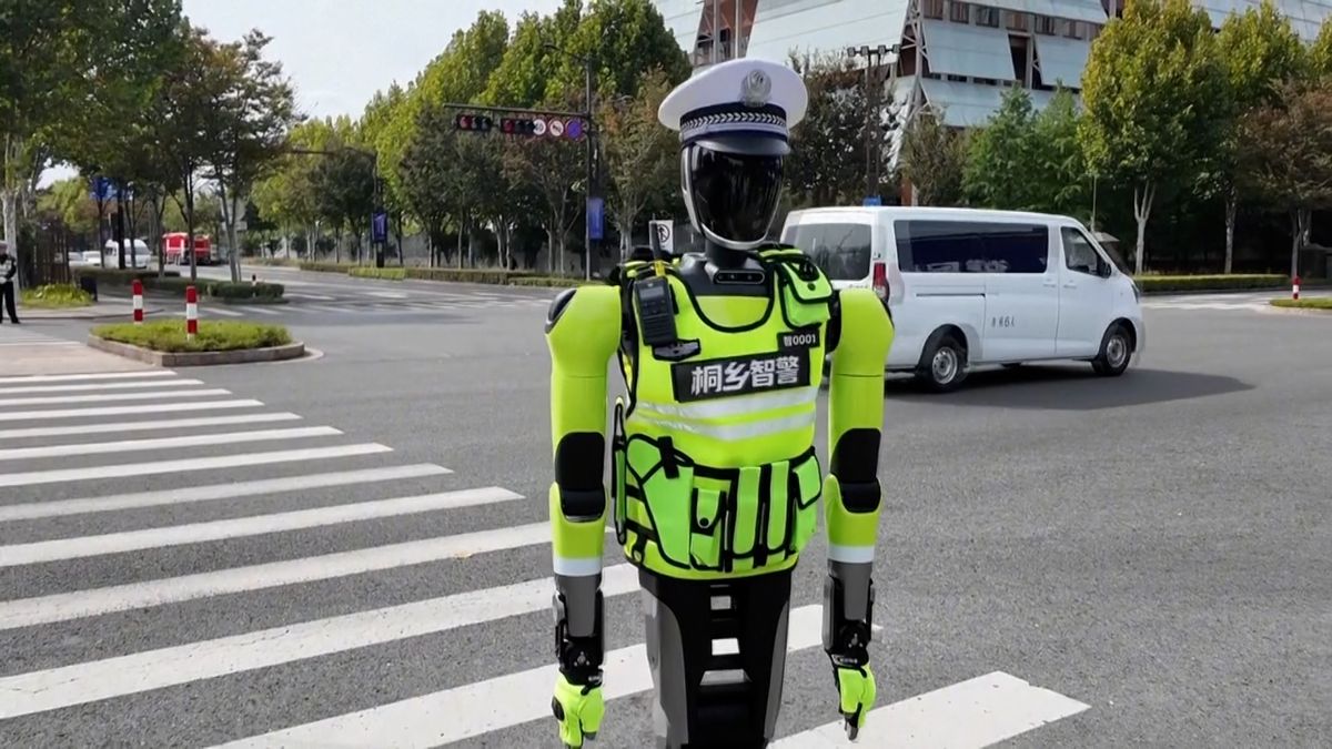 Křižovatku v Číně řídí robot v policejní uniformě