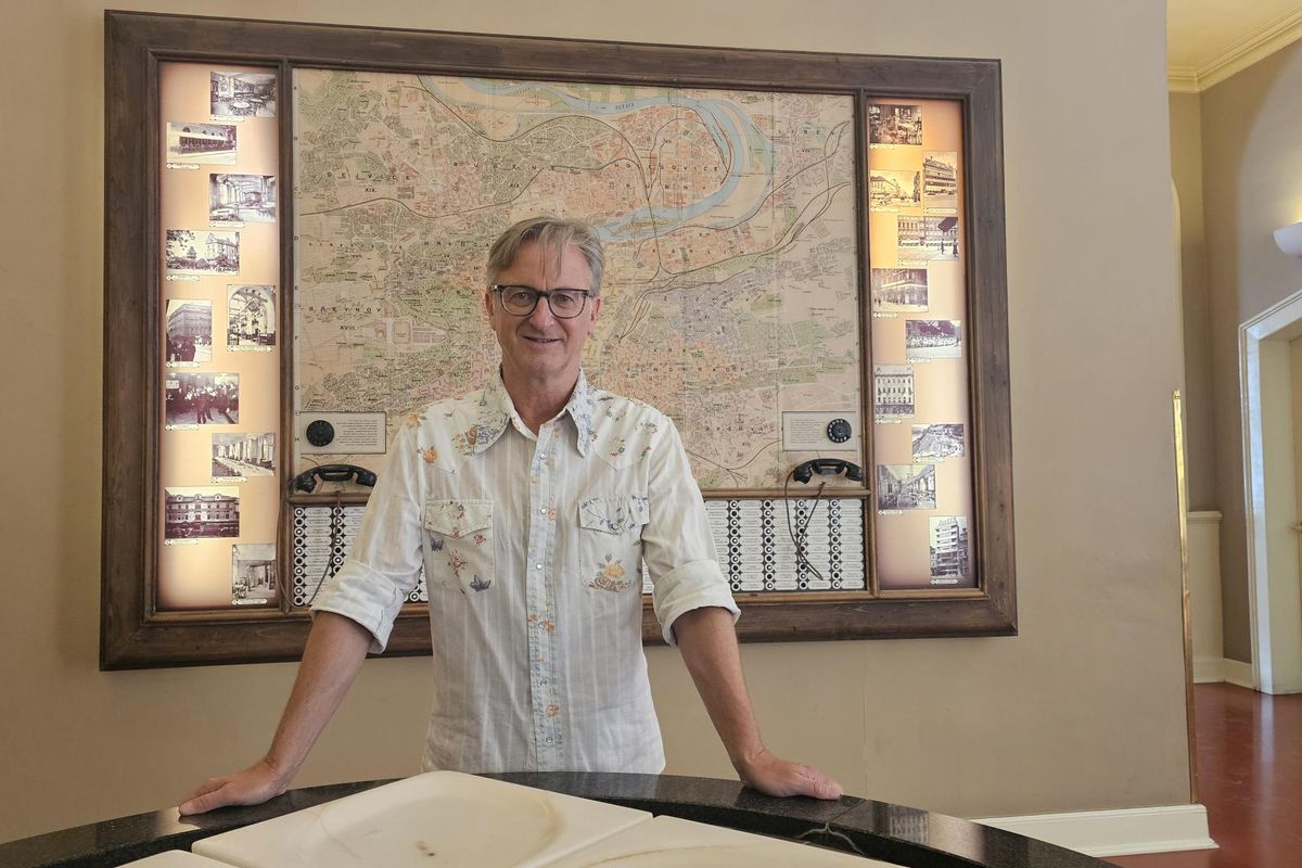 Změna pravidel spropitného umožní číšníkům lépe dosáhnout na hypotéky, říká majitel pražské kavárny Louvre