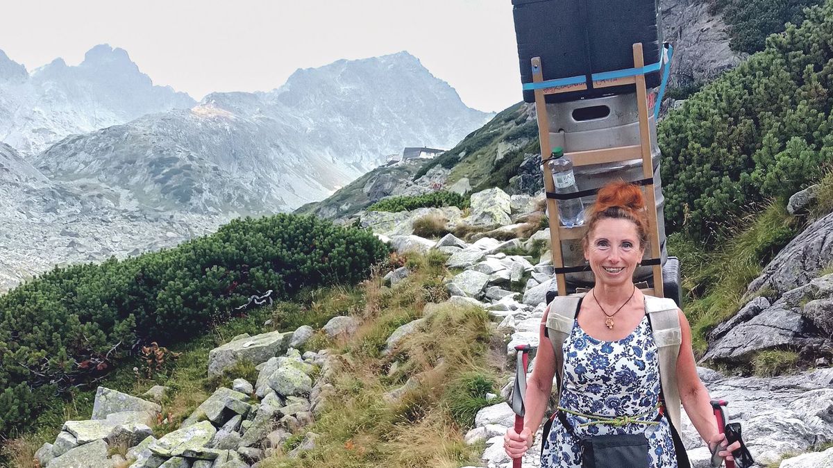 Nejtěžší je vynést sud piva, říká nosička ve Vysokých Tatrách