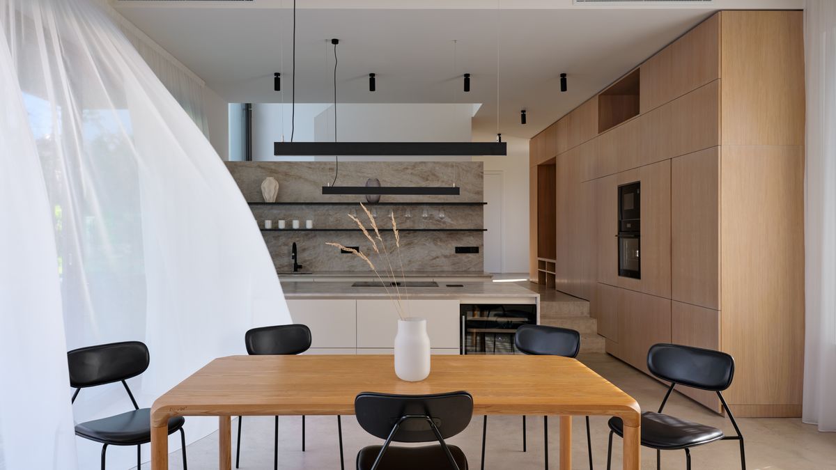 Dům v Čakovicích klame vzhledem: Zvenčí nabízí prostý tvar, uvnitř rozpoutá hru různých úrovní