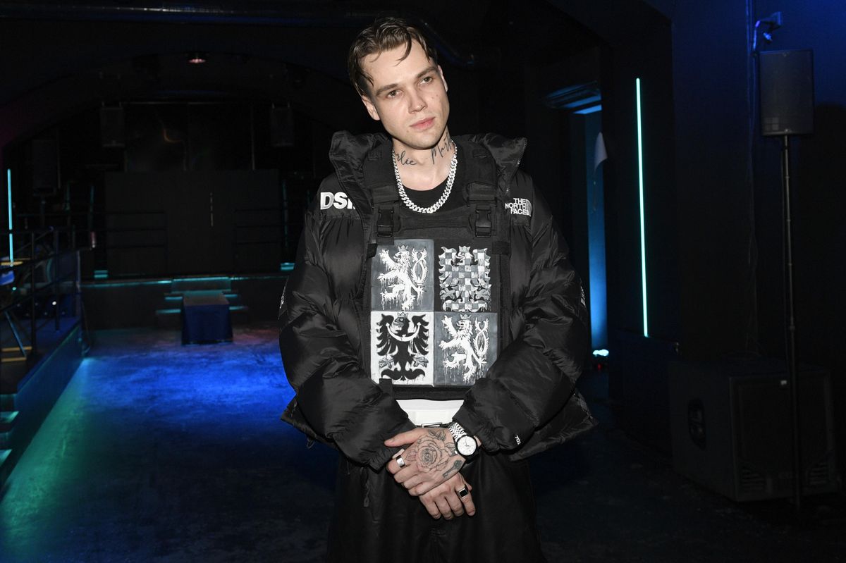 Mikolas vydal druhé album, na koncerty si půjčil členy kapely Taylor Swift