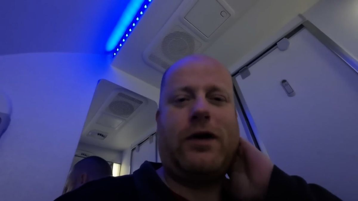 Za pouhých 67 hodin obkroužil planetu. Díky cestování v economy ho to vyšlo na 35 tisíc