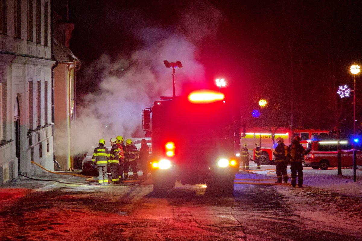 V Horní Plané hořela sauna. Dva hasiči utrpěli středně těžké popáleniny