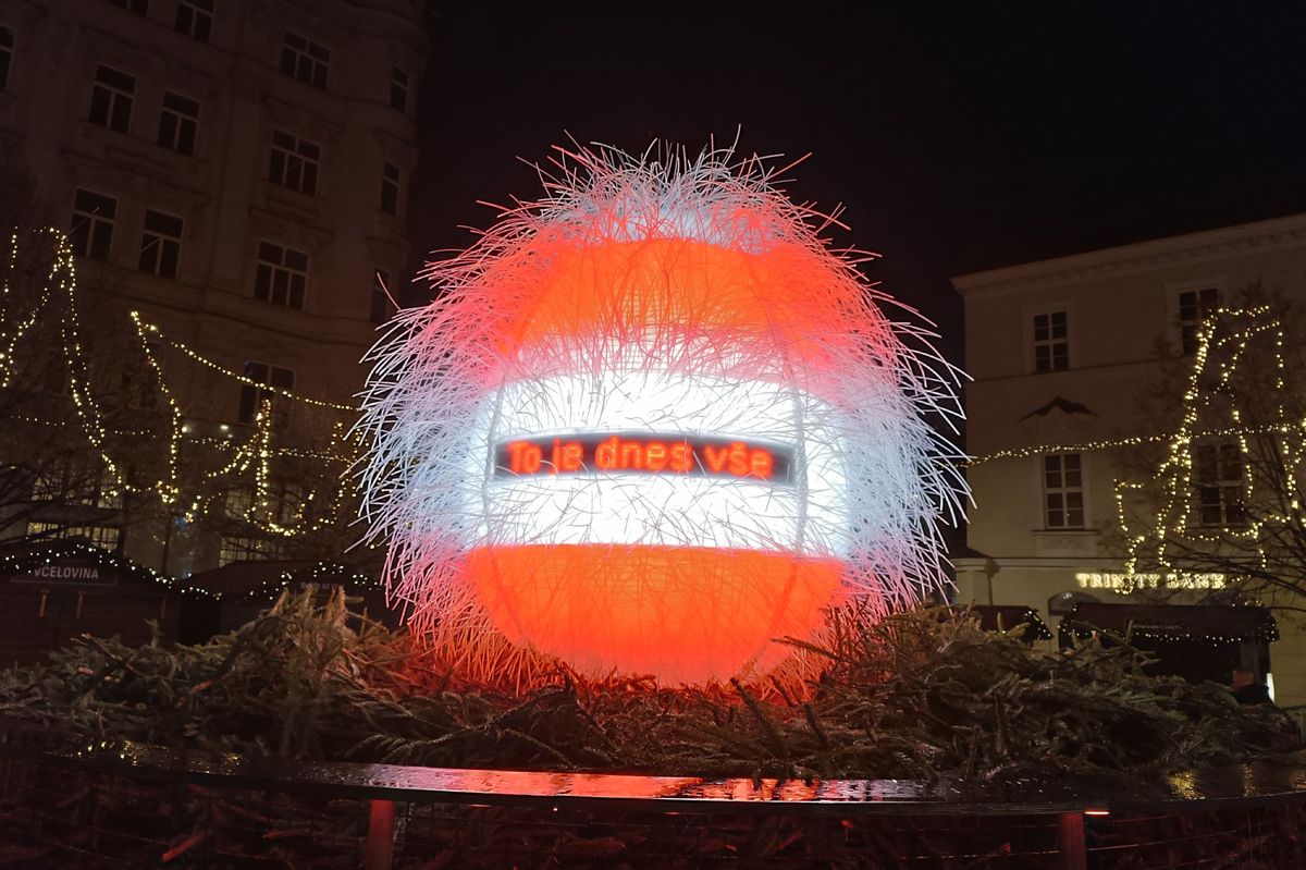 Chlupaté vejce na Svoboďáku chrlí vzkazy a baví Brňany. Dostalo přezdívku varle