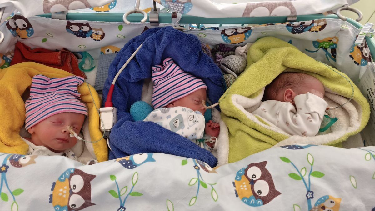 Přítel neutekl, je to dobré, vtipkuje maminka novorozených trojčat. Z chlapců by mohli vyrůst hasiči