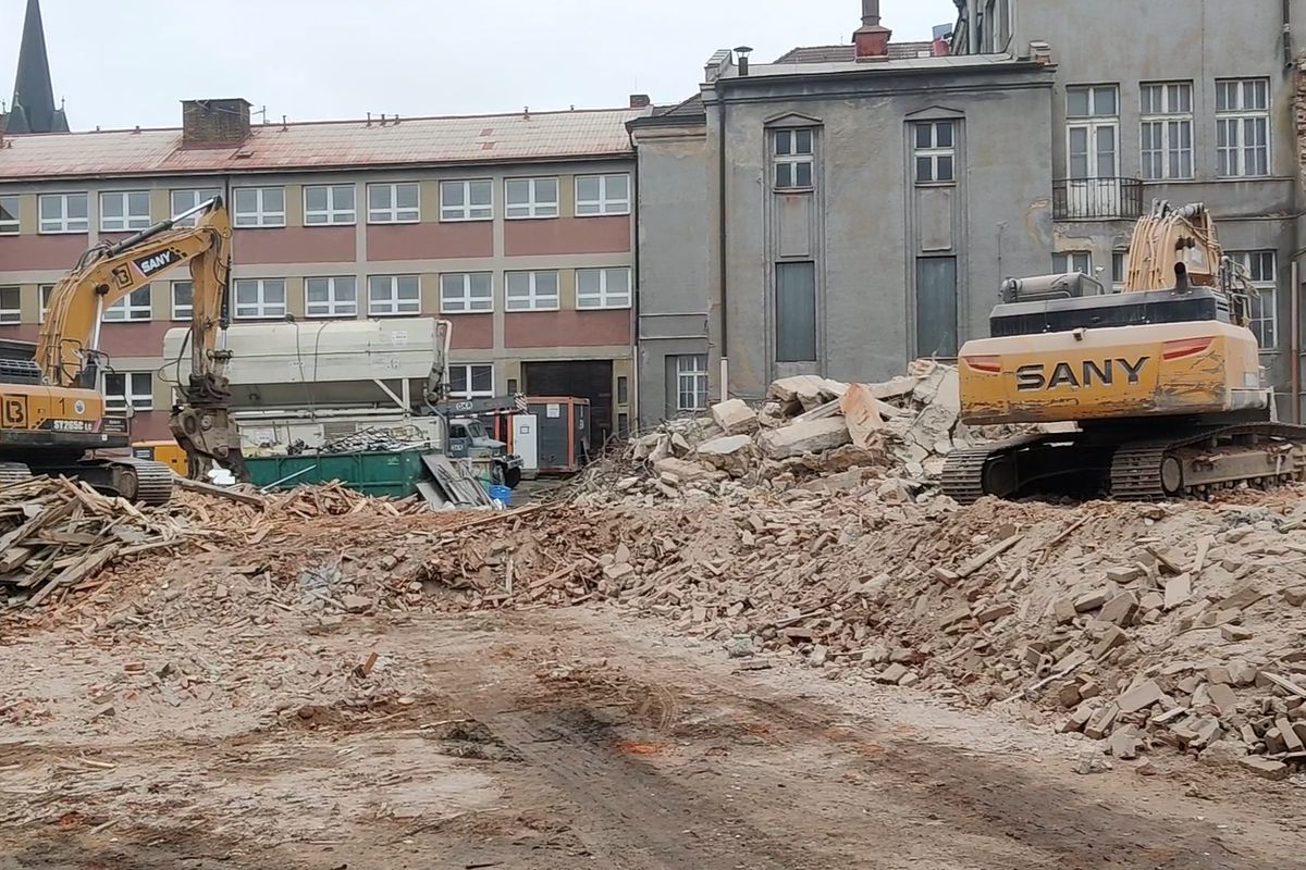 Historická budova keramické školy jde v Karlových Varech k zemi. Moderní komplex počítá i s vysokoškoláky