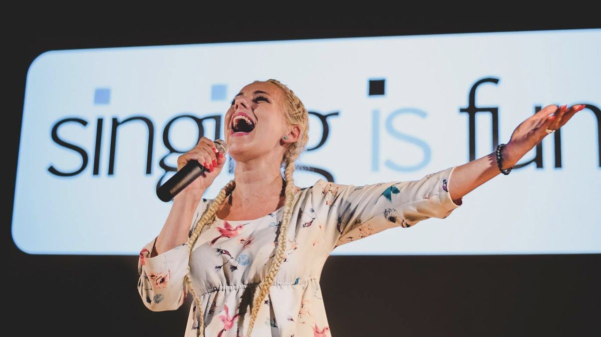 Zpěv jako pomocník pro děti i dospělé. Snižuje hladinu stresu, poskytuje stabilitu i možnost vyjádřit se