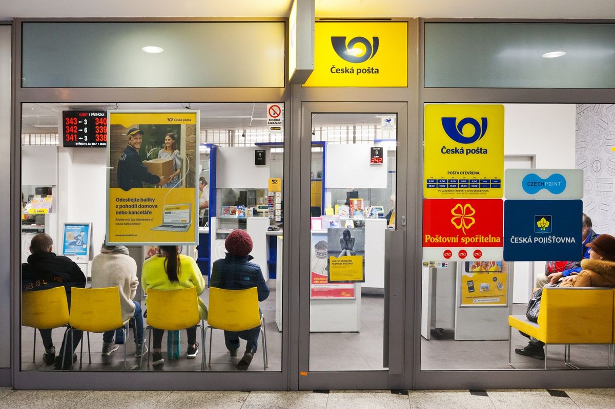 Pošta zdraží doručení důchodu, poplatek se pomalu šplhá ke sto korunám