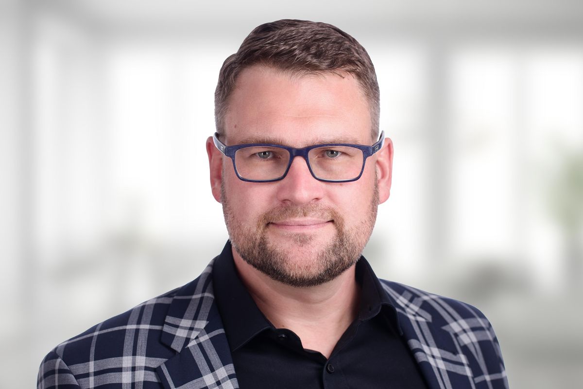 Masivně se přesouváme z vany do sprchy. Kupci u bytů řeší každý metr, říká makléř