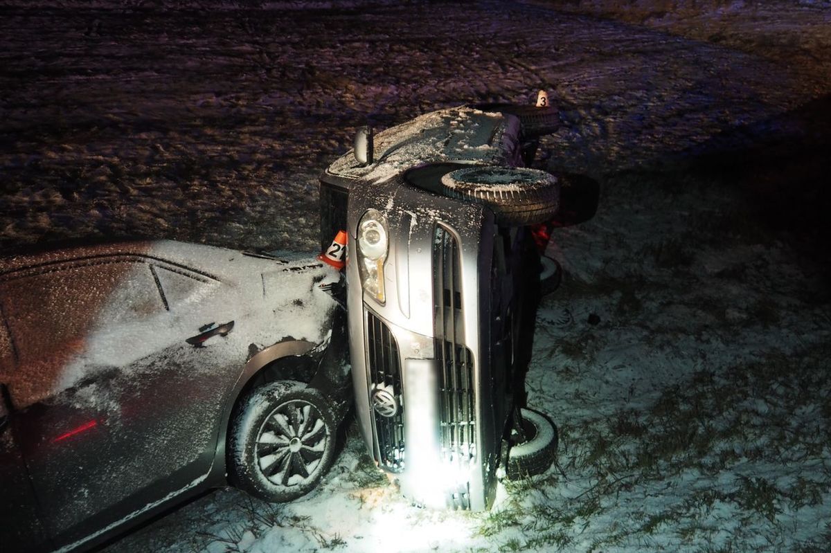 Dva řidiči na Šumpersku havarovali krátce po sobě na stejném místě. Nezvládli jízdu na sněhu