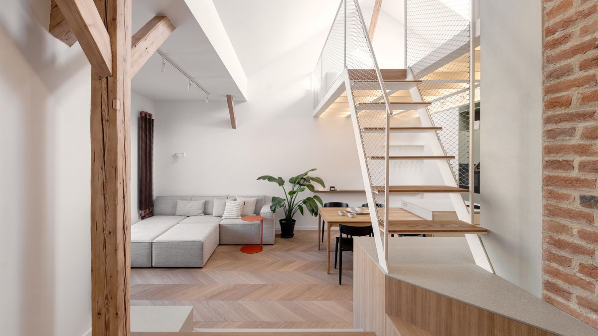 Půdní byt si troufl na vestavěné patro mezi krovy