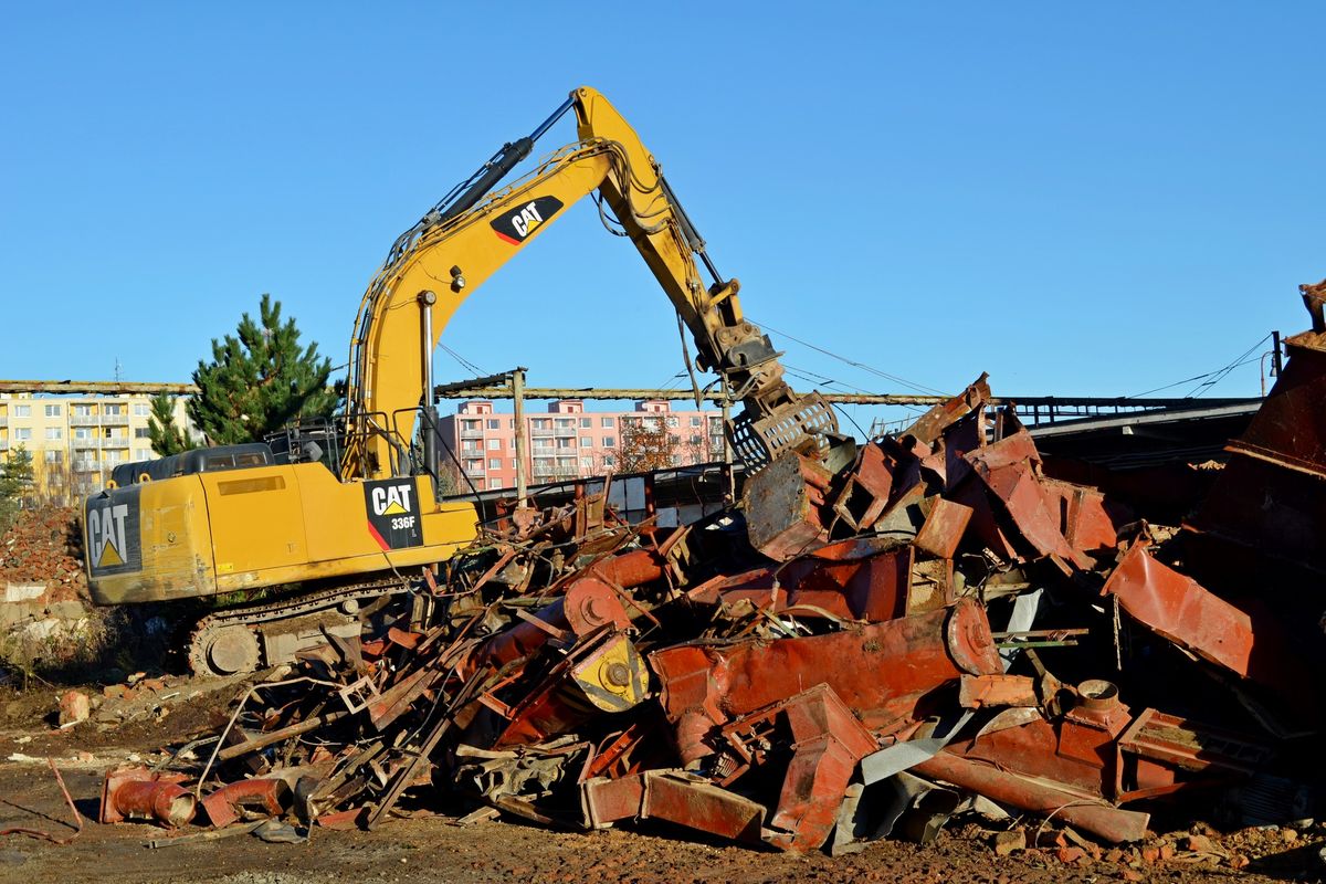 V centru Vyškova se ve velkém bourá, ze zchátralého komplexu bude supermoderní městské centrum