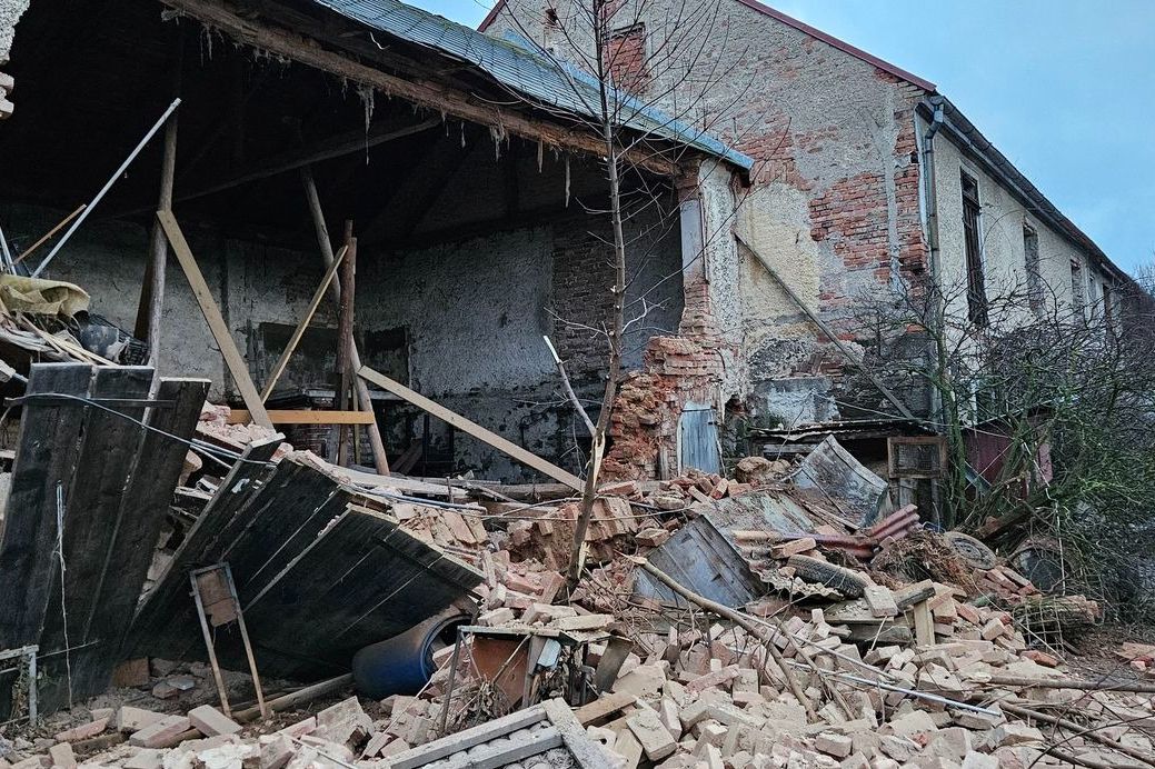 Padající sutiny zavalily na Karlovarsku ženu