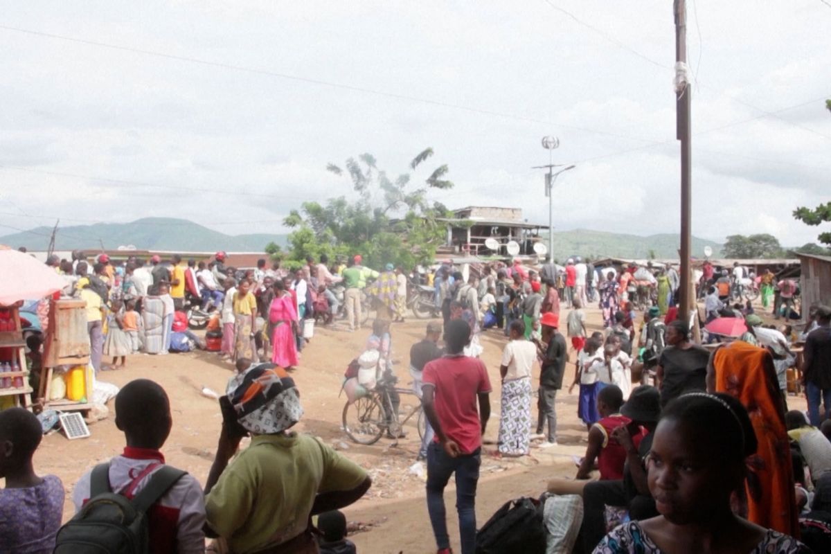 Teď se budou objímat, chlubil se Trump ukončením války v DR Kongo. Násilí ale pokračuje