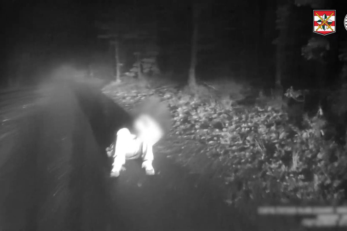 Osmdesátiletý muž se vydal z Brna za tmy přes les, našli ho ležet zcela vyčerpaného