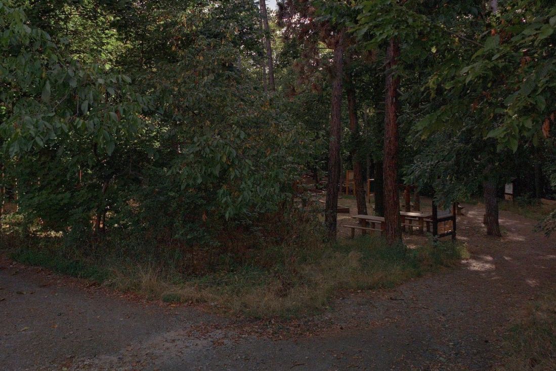 Na dětském hřišti v Praze našel hledač kovů podezřelý předmět, který připomíná granát