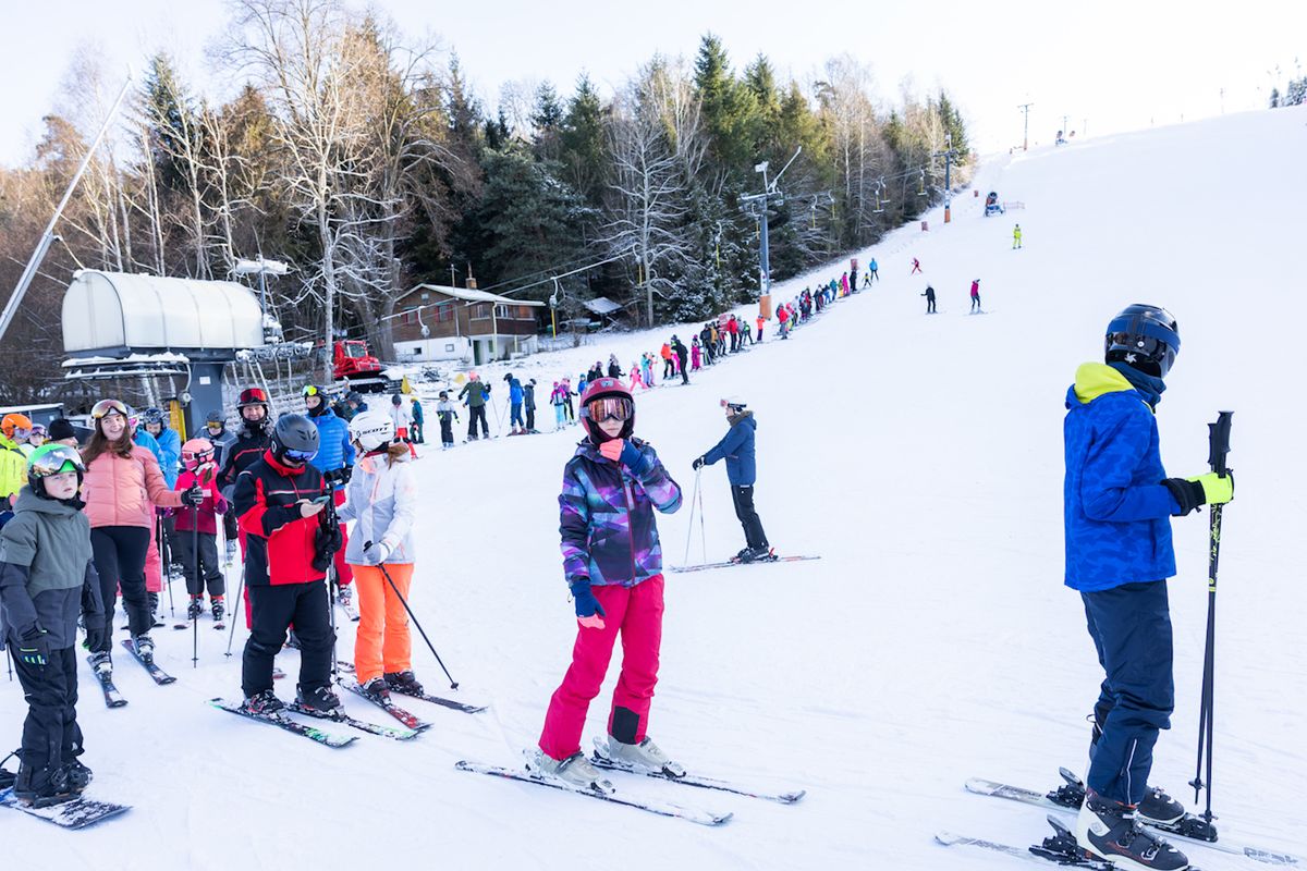 Vaňkův kopec u Ostravy, symbol rebelie během covidu, zažívá nápor lyžařů