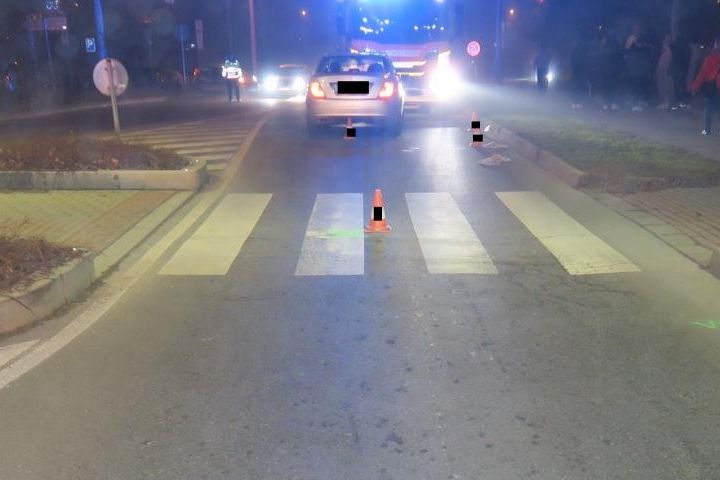Devatenáctiletá řidička Mercedesu srazila v Budějovicích chodkyni na přechodu. Ta nepřežila