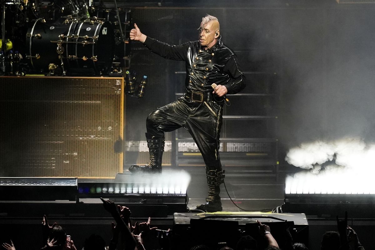 RECENZE: Provokace, umění i laciná show. Till Lindemann si libuje ve všem