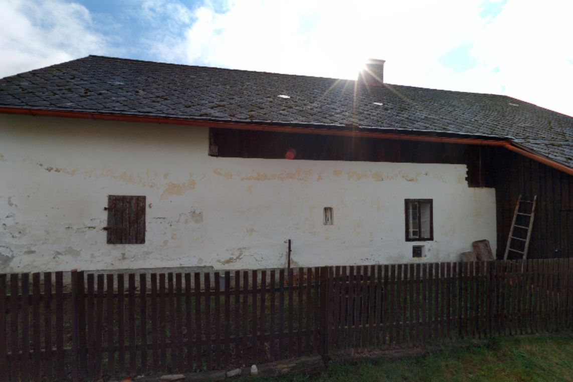 V domku na Domažlicku našli ohořelé lidské tělo