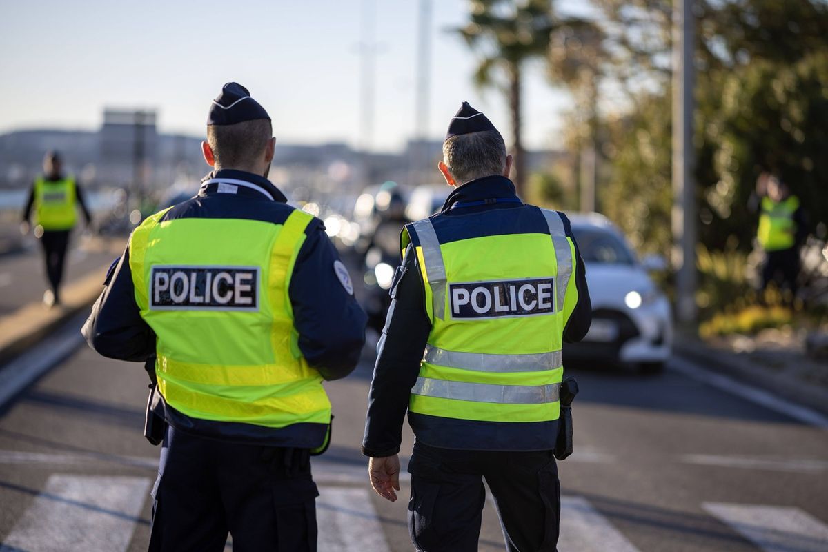 Auto se třemi mladíky spadlo ve Francii do bazénu, všichni zahynuli