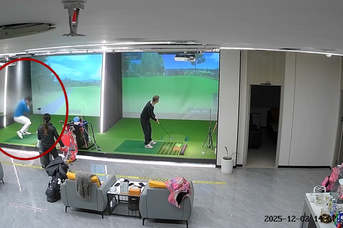 Golfista na simulátoru trefil požární rozstřikovač, sprchu dostal okamžitě