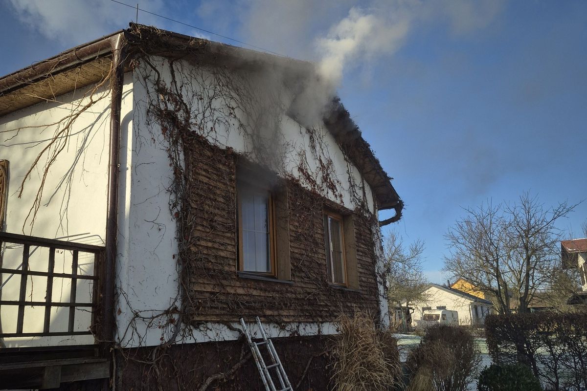 Na Vsetínsku hořelo v rodinném domě. Zraněného muže transportoval vrtulník do nemocnice