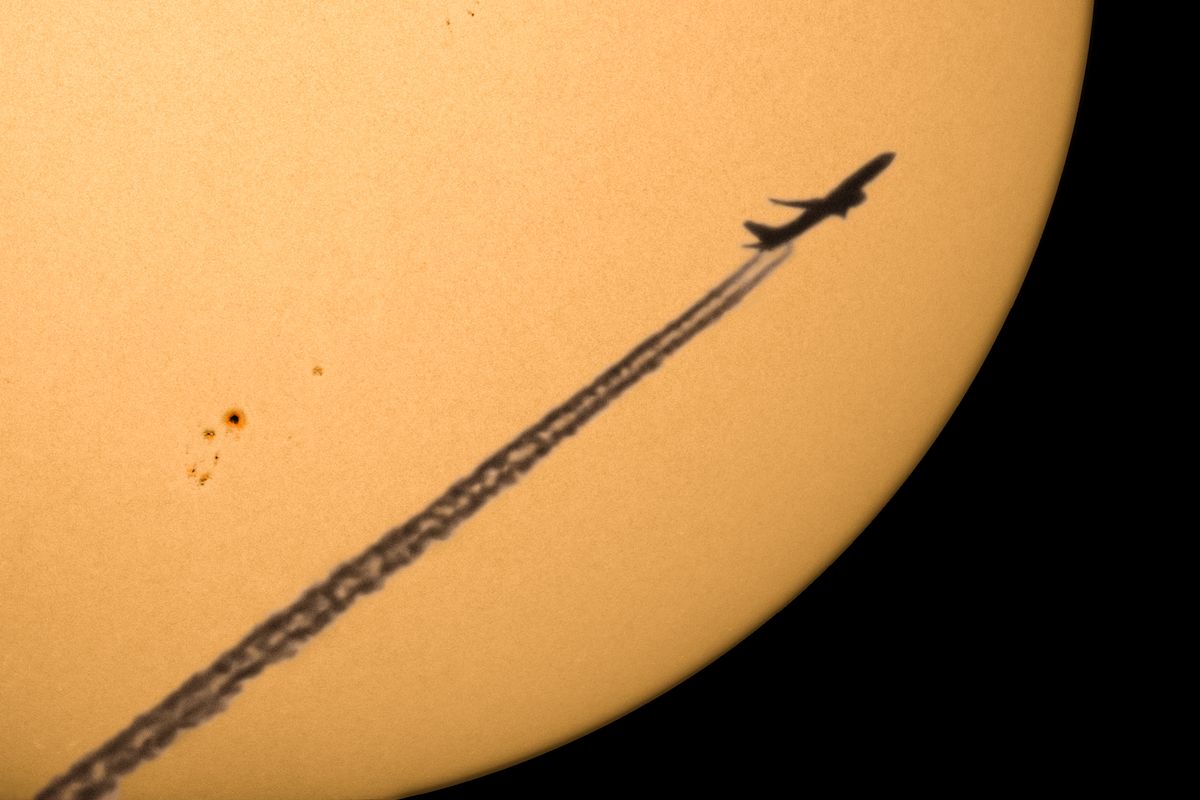 Neopakovatelný záběr: Sluneční skvrny a přelet letadla