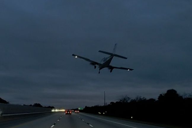 Malé letadlo na Floridě při nouzovém přistání na dálnici narazilo do auta