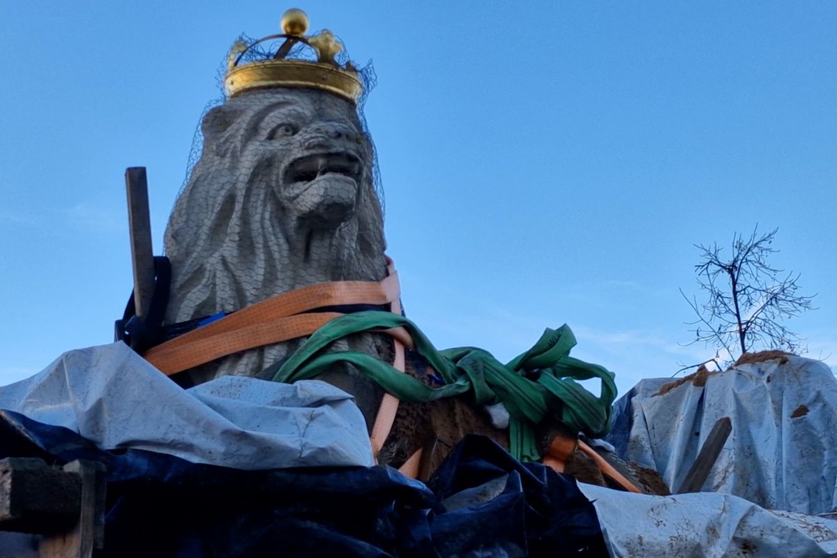 Poškozený lev musel ze žďárské památky pryč, symbol vzdoru proti monarchii hrozil pádem na chodník