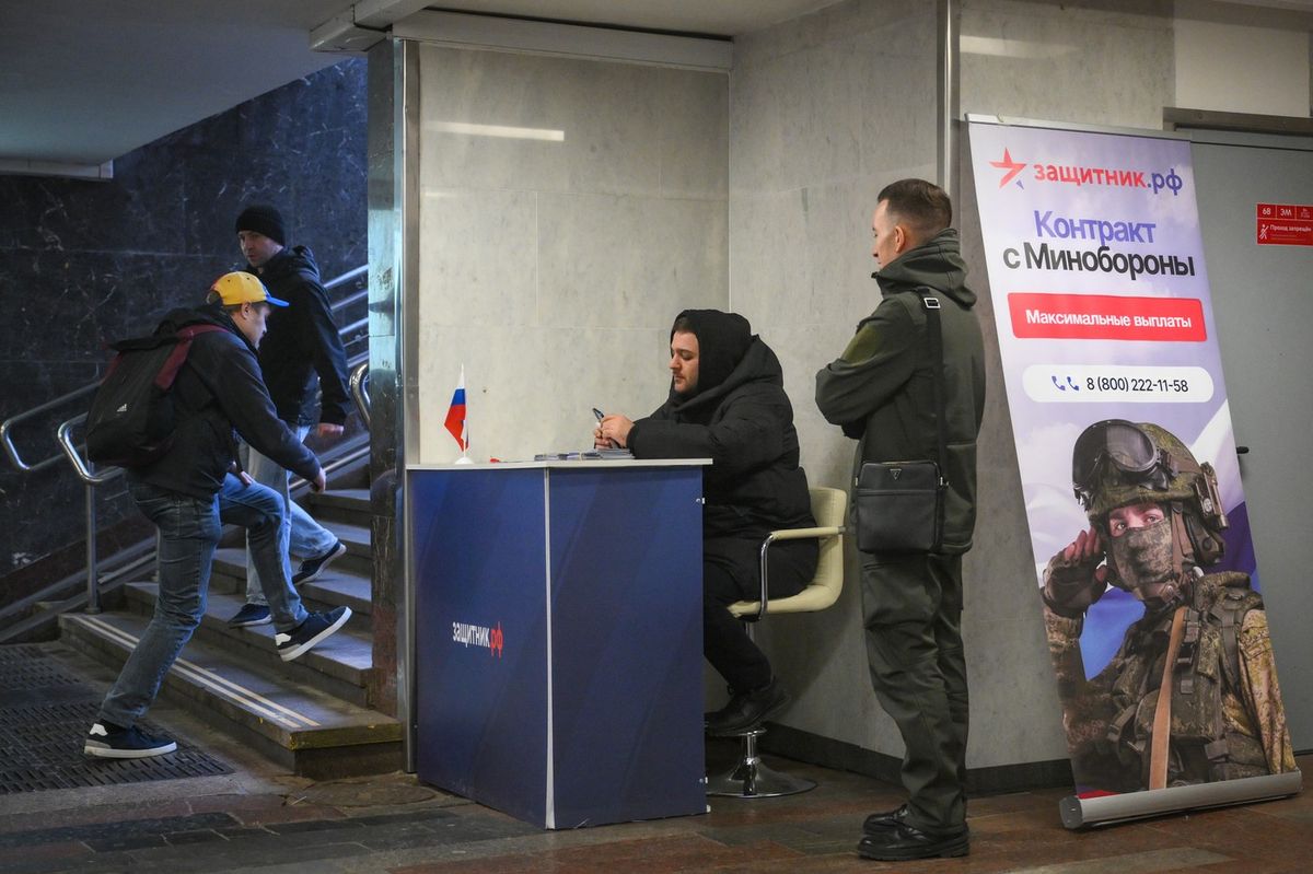 Smlouvu s ruskou armádou letos podepsalo přes 400 tisíc lidí, hlásí Medvěděv. Máme skoro splněno, libuje si