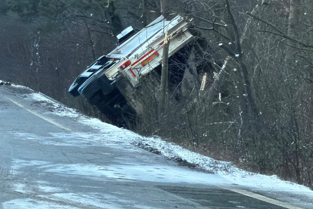 U Semic na Nymbursku narazil popelářský vůz do stromu, jeden mrtvý
