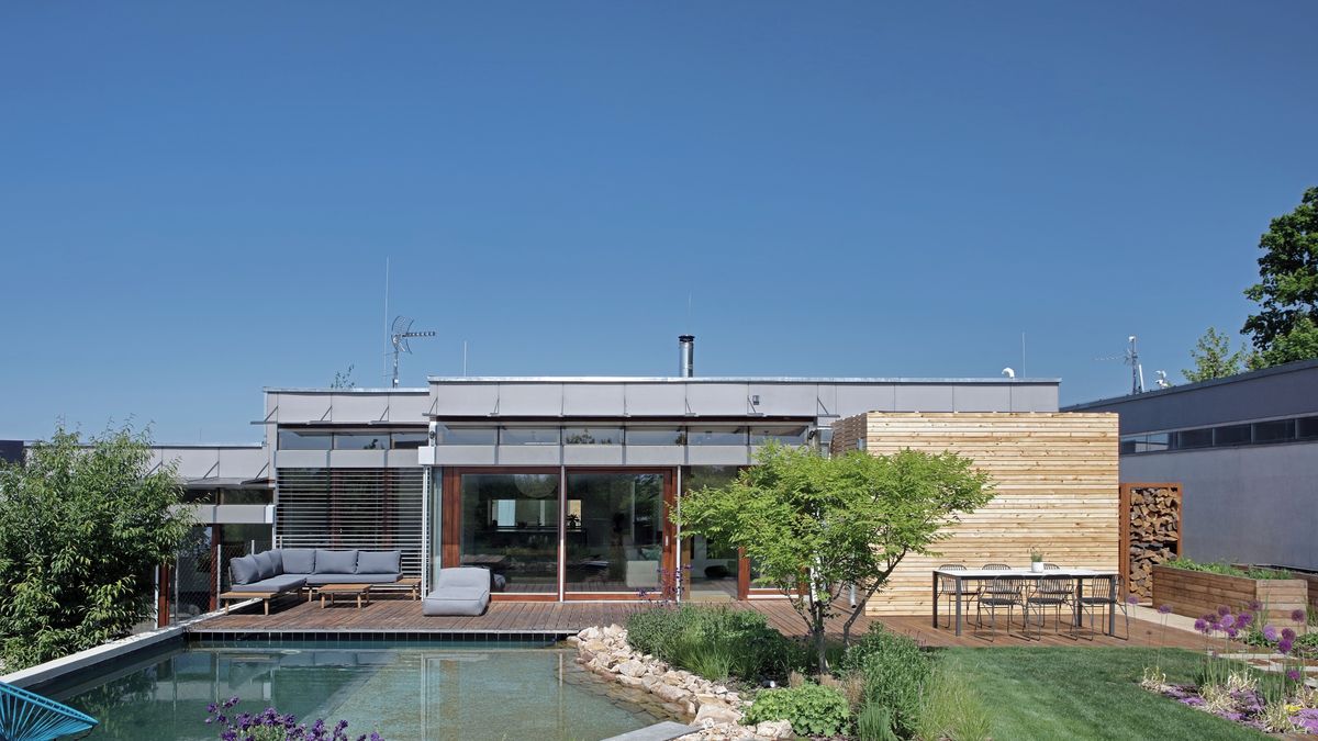 Rodinný dům získal během proměny přístavbu, atrium a zajímavé vodní prvky do zahrady