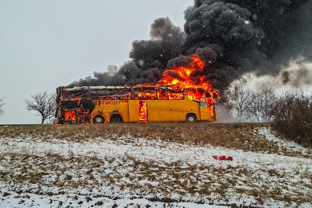 Na dálnici D46 na Prostějovsku shořel dálkový autobus