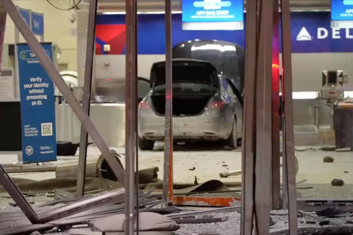 Děsivý zvuk, lidé křičeli. Auto v Detroitu vjelo do letištní haly, šest zraněných