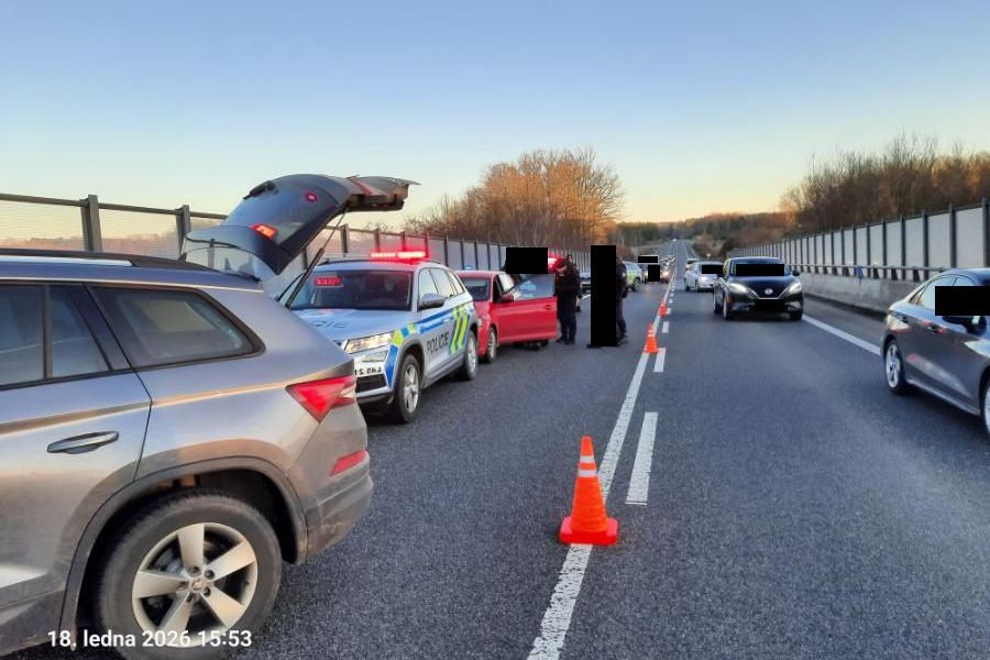 Mladík v Liberci ukradl nastartované auto, ve kterém sedělo dítě