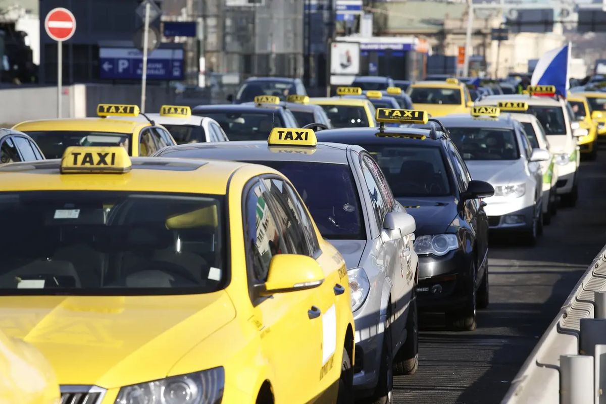 Falešné řidičáky mezi pražskými taxikáři. Kontroly odhalily stovky problémů