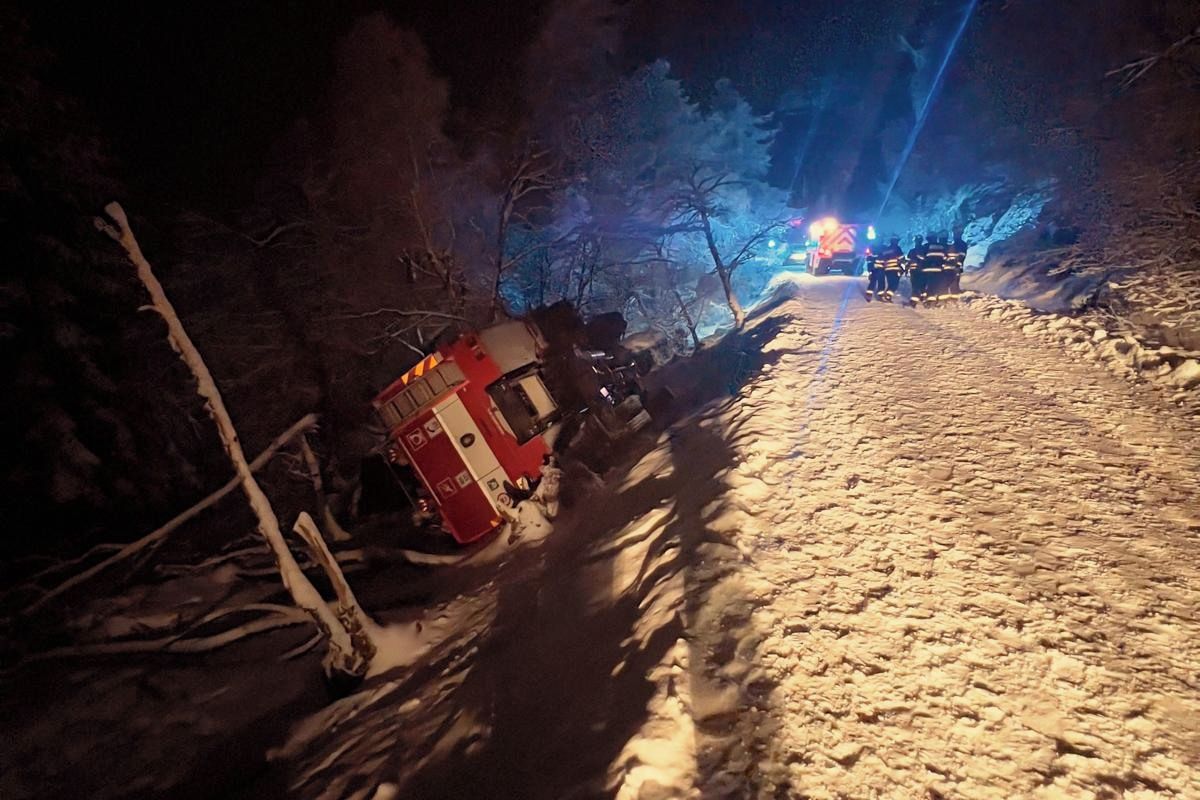 Cestou k nehodě na Děčínsku se lehce zranilo sedm hasičů