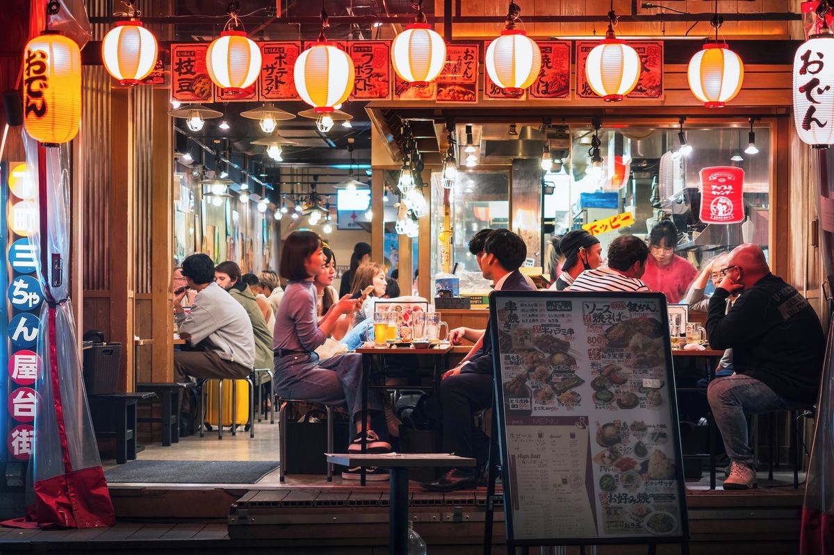 Restaurace v Tokiu zavedly věková omezení pro hosty, má to přispět k harmonii